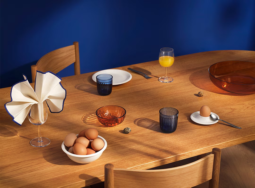 1080x800_wide_iittala_2023_raami_ultramarine_blue_copper_tablesetting