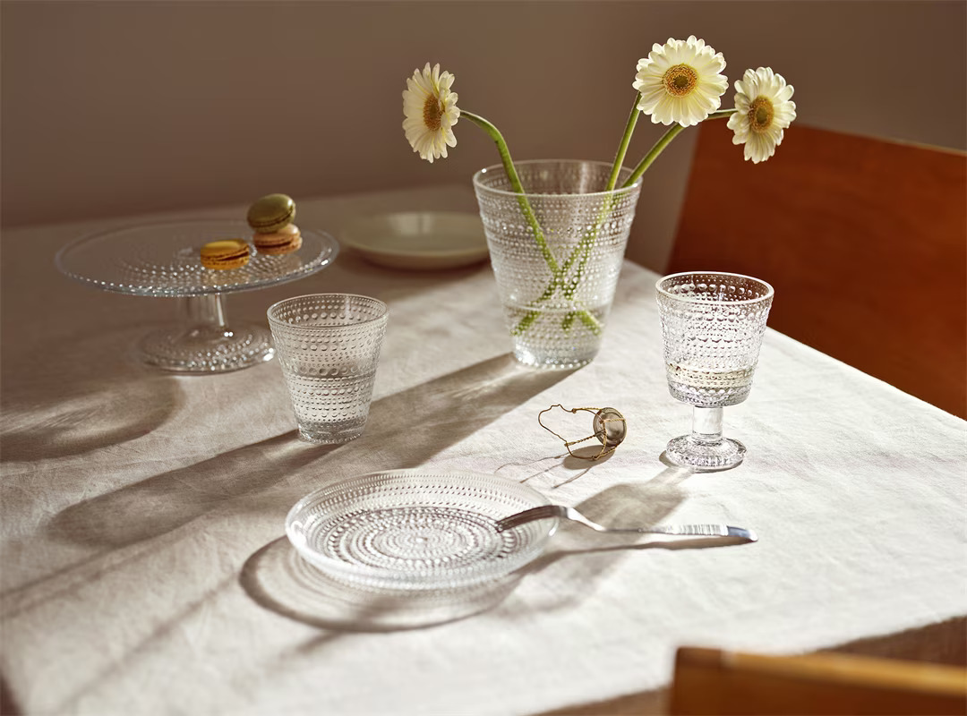 2160x1600_wide_iittala_2022_gifts_mothers_day_kastehelmi_tablesetting (1)